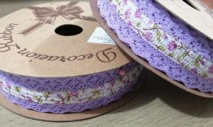 2647 - Cinta Blonda con tela flores Lila 3cm