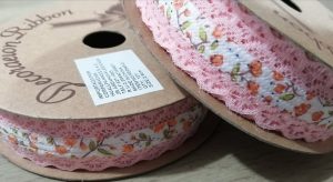2647a - Cinta Blonda con tela flores Rosa 3cm