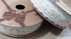 2647d - Cinta Blonda con tela flores Crema 3cm