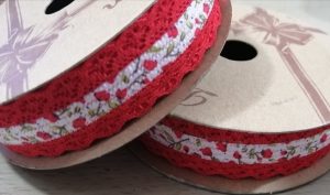2647e - Cinta Blonda con tela flores Rojo 3cm