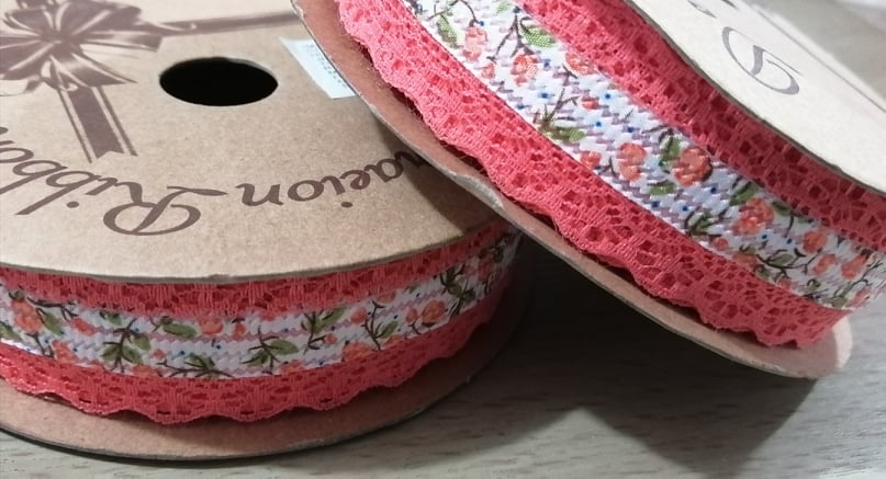 2647b - Cinta Blonda con tela flores Coral 3cm