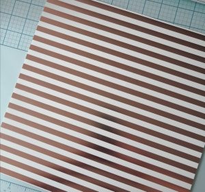 p-002-cf Cartulina Rayas Blanca foil Oro Rosa - Papelmanía