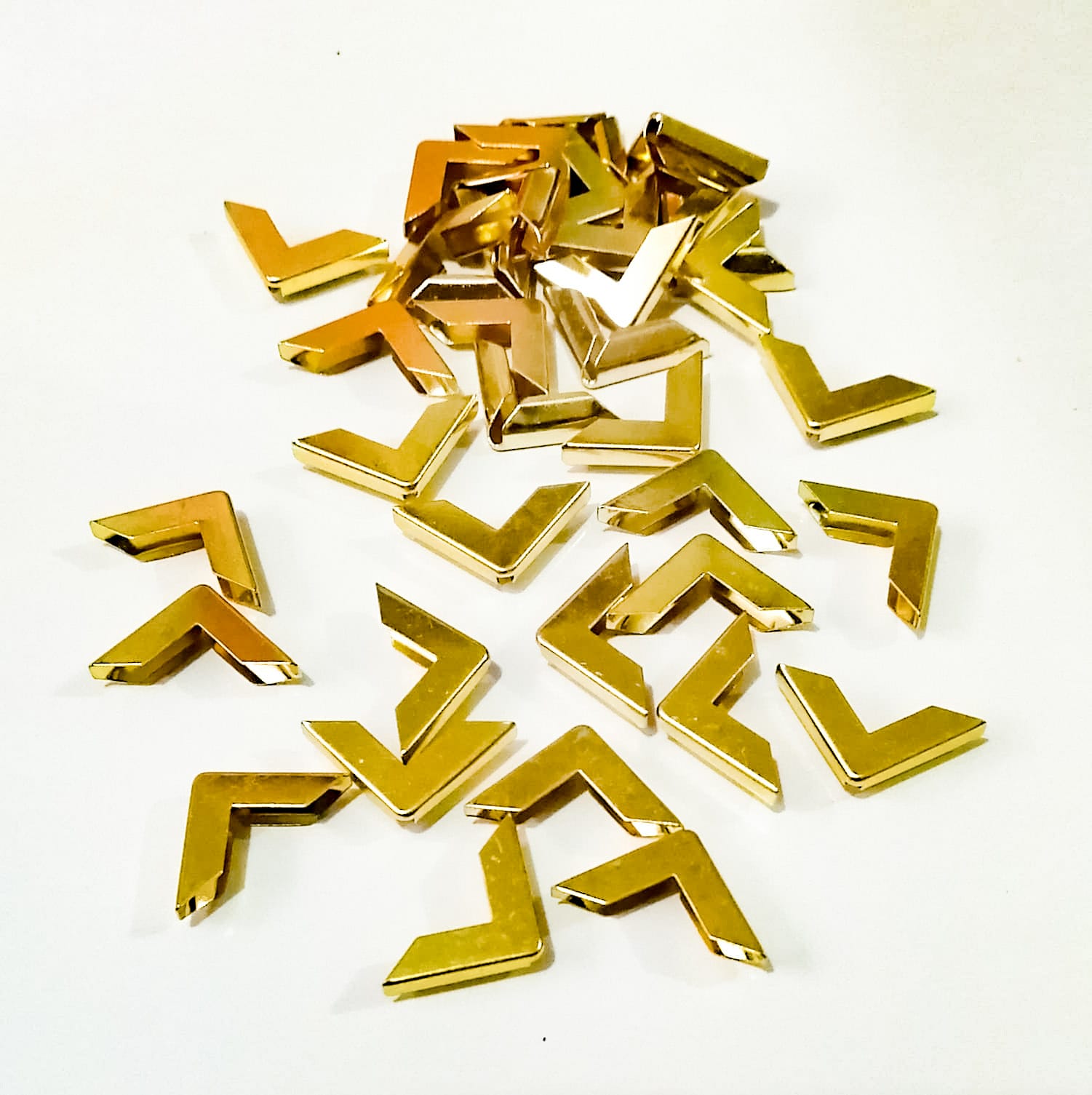 Esq-dor-1 Esquinero dorado 1.5cm x 1.5cm (20 unid)