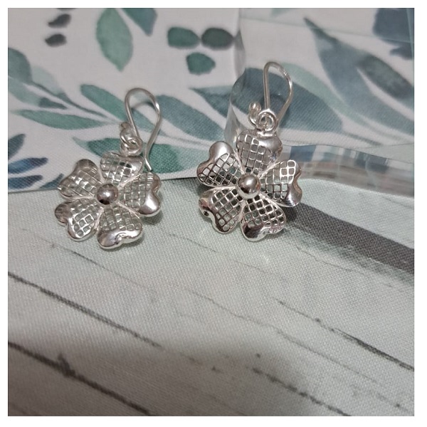 ag-flor01	Aretes largos flores 5 pétalos Plata 950
