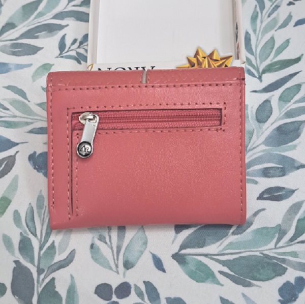 Bill-manz-01	Billetera Rosa con textura y calado en beige  Manzanita - Cuero - Imagen 2