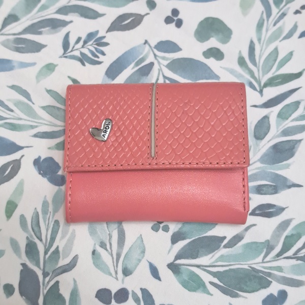Bill-manz-01	Billetera Rosa con textura y calado en beige  Manzanita - Cuero